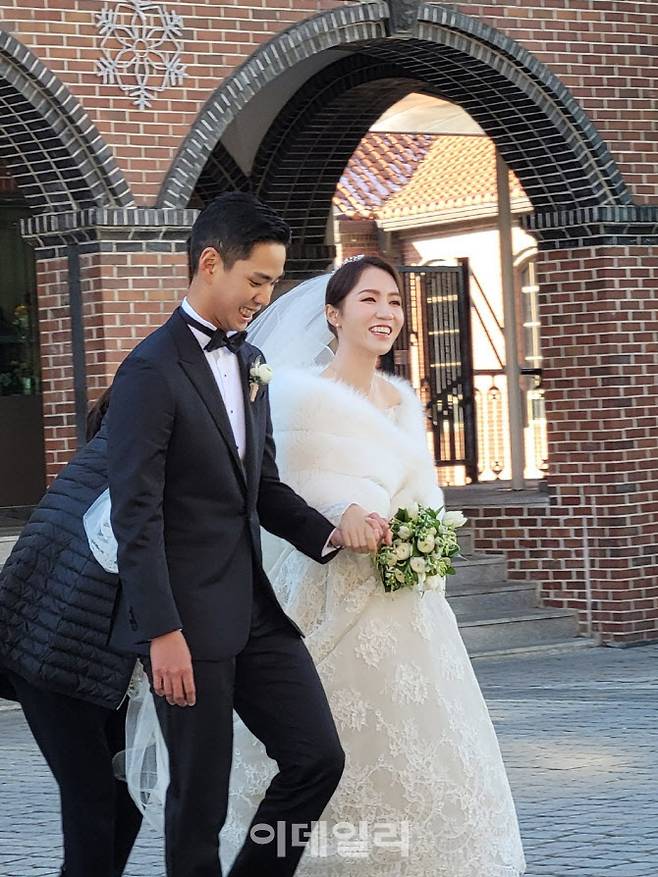 0일 서울 중구 명동성당에서 정태영 현대카드 부회장의 아들인 정준(왼쪽)씨와 프로골퍼 리디아 고가 결혼식장에 입장하고 있다. (사진=유은실 이데일리 기자)