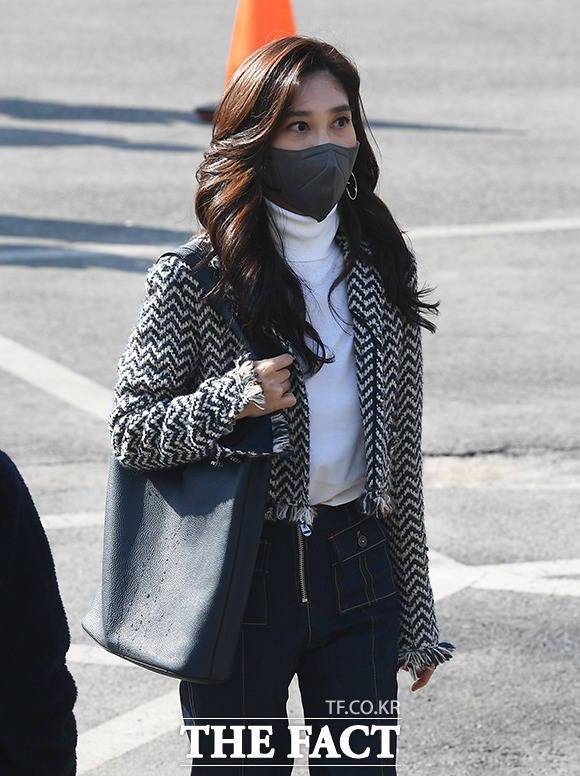 이부진 호텔신라 사장이 지난 8일 아들의 졸업식에서 데님 바지에 자켓을 매칭해 캐주얼한 분위기를 연출하고 있다. /이동률 기자