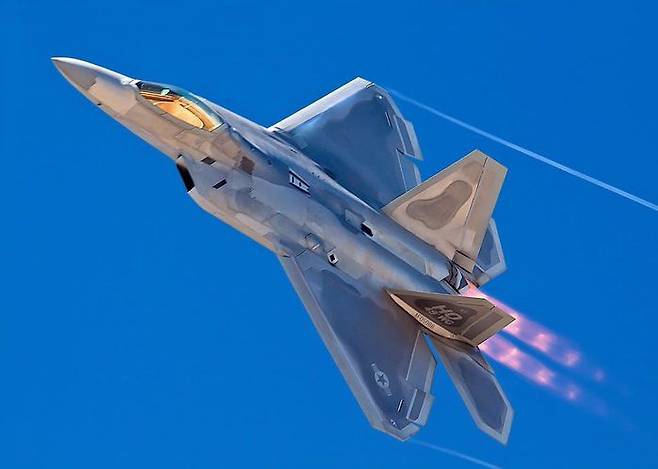 세계 최강의 전투기로 평가받는 F-22 '랩터' 스텔스기 비행 장면./미 록히드 마틴