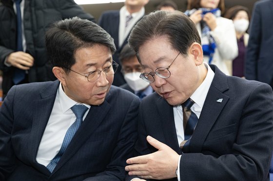 이재명 더불어민주당 대표(오른쪽)와 조정식 사무총장이 8일 오후 서울 여의도 국회에서 열린 의원총회에서 대화를 하고 있다. 뉴스1