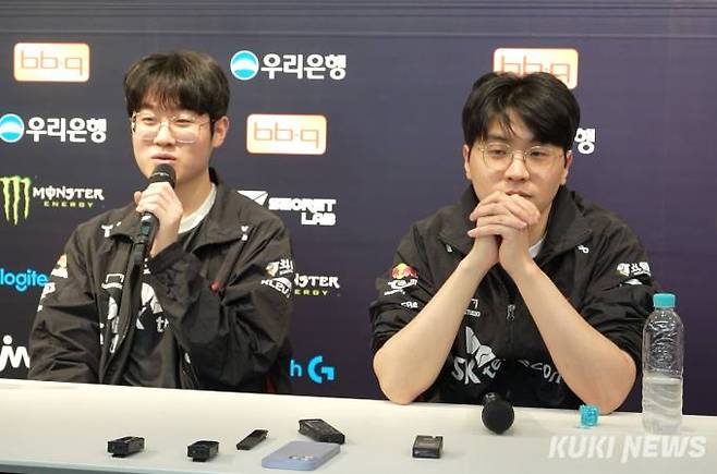 왼쪽부터 T1의 '제우스' 최우제와 배성웅 감독.&nbsp; &nbsp;사진=문대찬 기자