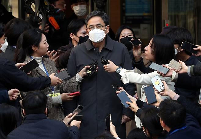 ▲대장동 화천대유 대주주 김만배씨에게서 아들 퇴직금 등의 명목으로 50억원의 뇌물 수수 혐의로 기소된 곽상도 전 국민의힘 의원이 지난 8일 오후 서울중앙지법 1심 선고 공판을 마친 후 법정을 나와 기자들과 일문일답을 하고 있다. ⓒ연합뉴스