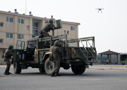 지난 7일 전북 군산 공군기지에서 한미 공군이 재머 장비인 드론버스터를 동원한  소형무인기 대응 훈련을 하고 있다. 미 국방부 제공