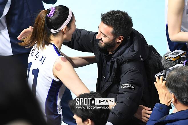 ▲ 김수지(왼쪽)와 세자르 감독 ⓒKOVO