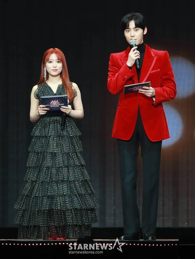 MC 야부키 나코, 황민현이 14일 오후 일본 나고야 니혼가이시홀에서 열린 스타뉴스-미디어보이 주최 '2022 Asia Artist Awards IN JAPAN'(2022 아시아 아티스트 어워즈, 이하 2022 AAA) 애프터 스테이지에서 사회를 보고 있다. 스타뉴스와 미디어보이가 주최하고 Asia Artist Awards 조직위원회와 더스타파트너, 컬쳐 엔터테인먼트가 공동 주관하는 글로벌 NO.1 시상식 '2022 AAA'는 올 한 해 동안 국내외에서 많은 사랑을 받은 가수, 배우들이 참석해 눈을 뗄 수 없는 화려한 글로벌 축제의 장을 펼쳤다. /2022.12.14 /사진=이동훈 기자 photoguy@