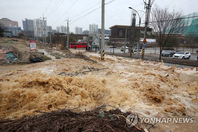 정수장 밸브 고장으로 넘쳐흐르는 수돗물 (광주=연합뉴스) 조남수 기자 = 12일 광주 남구 행암동에서 덕남정수장 정수지 유출밸브의 고장으로 수돗물이 도로로 흘러내리고 있다. 2023.2.12 iso64@yna.co.kr