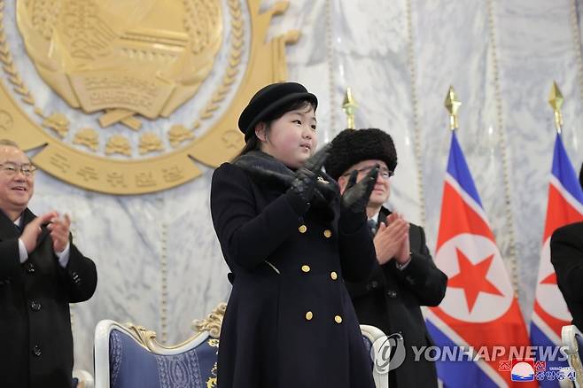 '건군절 75주년' 열병식 참석한 김정은 딸 김주애 (평양 조선중앙통신=연합뉴스) 북한이 건군절(인민군 창건일) 75주년인 지난 8일 평양 김일성광장에서 열병식을 개최했다고 조선중앙통신이 9일 보도했다. 2023.2.9 
    [국내에서만 사용가능. 재배포 금지. For Use Only in the Republic of Korea. No Redistribution] nkphoto@yna.co.kr