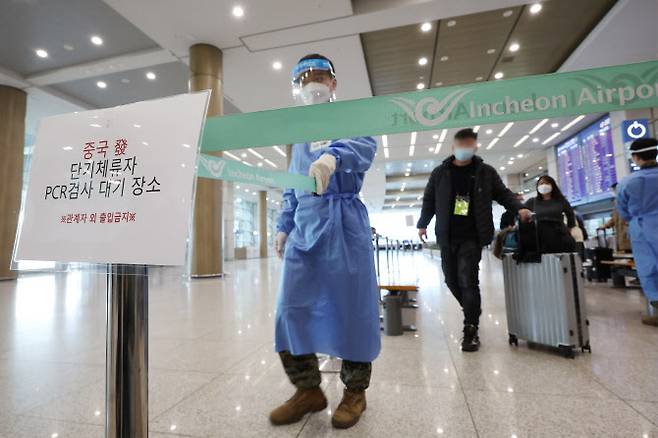 중국발 국내 입국자에 대한 단기비자 발급이 재개된 가운데 지난 12일 오후 인천국제공항 제1터미널에서 중국발 입국자들이 PCR 검사를 받기 위해 이동하고 있다.(사진=연합뉴스)