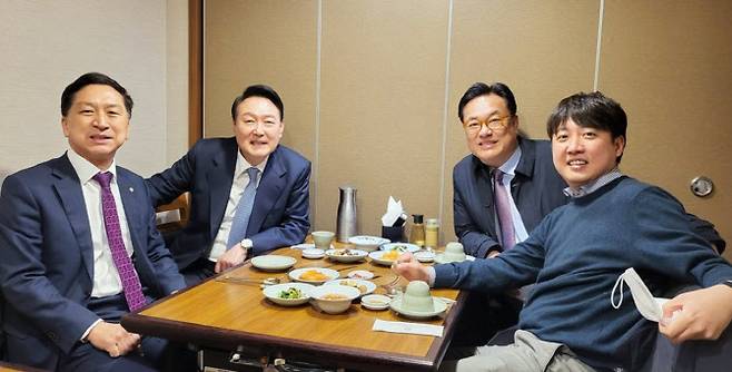 윤석열 대통령이 지난해 3월 18일 당선 직후 당 인사들과 만났다. 정진석 의원 제공