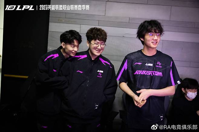 사진=레어 아톰(RA) 공식 웨이보, 왼쪽부터 스트라이브(미드)-큐브(탑)-레얀(정글)