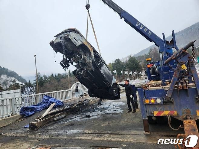 12일 새벽 강원 평창군 대관령면에서 가드레일을 들이받은 뒤 화재에 휩싸인 그랜저 승용차. 이날 사고로 고려대 스키동아리 회원으로 파악된 대학생 5명이 숨졌다. (독자 송영훈씨 제공)2023.2.13/뉴스1 ⓒ News1 윤왕근 기자