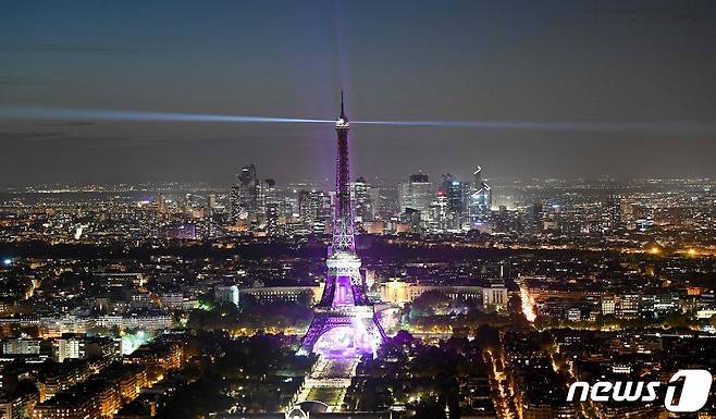 파리의 상징 에펠탑이 이제 밤 12시부터 불이 꺼진다. 에너지 위기에 대응하기 위해 소등 시각을 한 시간 앞당긴 것이다. 2022. 10. 1. ⓒ AFP=뉴스1 ⓒ News1 최서윤 기자