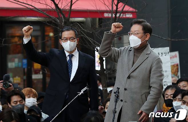 지난해 대선 당시 이재명 더불어민주당 대선 후보가 정성호 의원의 지역구 경기 양주시를 방문했을 당시 모습 2022.1.26/뉴스1 ⓒ News1