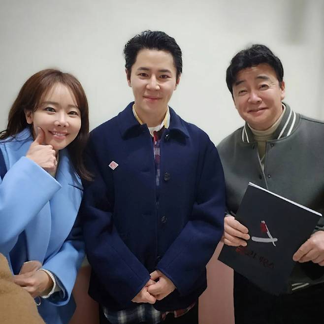 Actress So Yoo-jin enjoyed a date with husband Baek Jong-won.So Yoo-jin posted a photo on her 13th day, saying Date with my husband through her instagram.In the photo, So Yoo-jin and Baek Jong-won enjoyed a date while watching a musical together.The couple visited the concert hall to support actor Lee Gyoo-hyeong, saying, Our Kyu Hyung is the best. We can do this again.So Yoo-jin did not forget to cheer, saying, Please cheer up a little more. Ill do something delicious on a day without a performance.So Yoo-jin also showed photos taken with Lee Gyoo-hyeong, and he was able to feel his friendship in a friendly pose with a bright smile.So Yoo-jin is married to Baek Jong-won, CEO of the food service industry, in 2012 and has three siblings. So Yoo-jin recently finished the play Seagull directed by actor Lee Soon-jae.