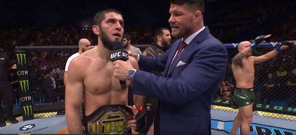 마카체프의 인터뷰 때 야유를 보내는 홈팬들을 말리는 볼카노프스키.ⓒ티빙