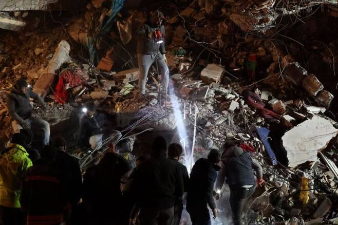 지난 8일 밤 튀르키예 이스켄데룬 시내에서 구조대와 시민들이 구조작업을 하고 있는 모습. [사진출처=연합뉴스]