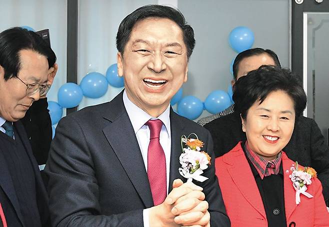 국민의힘 김기현(사진 가운데) 당대표 후보가 12일 경남 창원시에서 열린 당원 간담회에 참석해 웃고 있다. /뉴시스