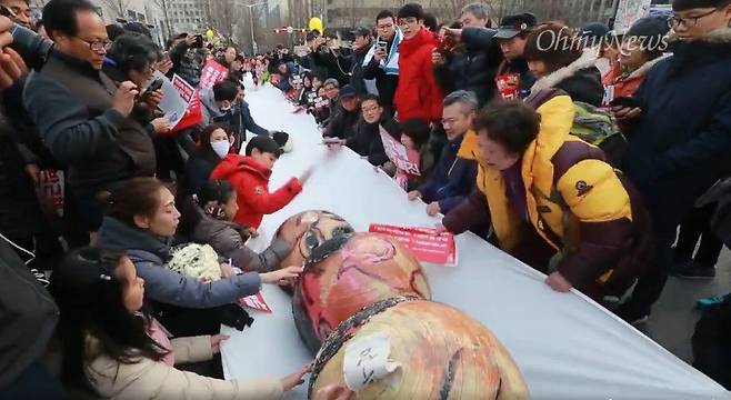 2016년 12월 서울 광화문광장에서 열린 박근혜 퇴진 집회. 당시에도 주최측은 박 당시 대통령 측근들 얼굴 모형을 만들어 어린이 등에게 때리도록 시켰다. /페이스북