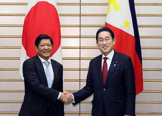 페르디난드 마르코스(사진 왼쪽) 필리핀 대통령은 지난 9일 기시다 후미오 일본 총리와 정상회담에서 중국을 견제하기 위한 안보 협력을 강화하기로 의견을 모았다. 총리 관저 누리집.