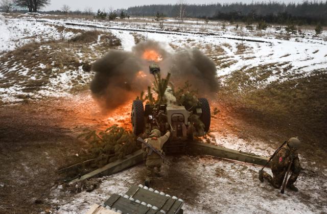 지난 6일(현지시각) 특수군사작전에 참여한 러시아군의 곡사포 대원들이 견인식 야포를 쏴 은폐된 우크라이나 보병 진지를 제거하고 있다. 스타니슬라브 크라실니코프=타스·연합뉴스
