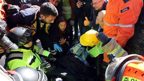 지난 9일 튀르키예 안타키아에서 어린이 생존자를 구출하는 한국 긴급 구호대 (KDRT) [사진 출처 : 연합뉴스]