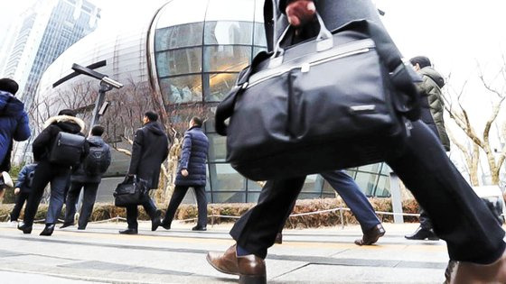 지난 1월 2일 서울 영등포구 여의도동에서 직장인들이 출근하는 발걸음을 재촉하고 있다. 중앙포토