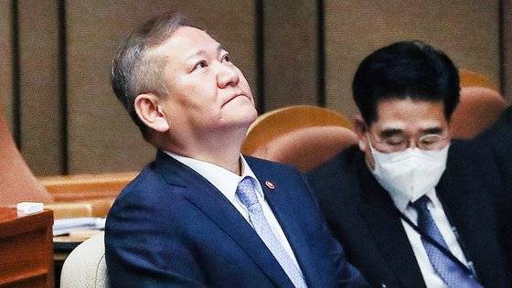 지난 6일 이상민 행정안전부 장관이 국회 대정부질문 도중 생각에 잠겨있는 모습. 뉴스1
