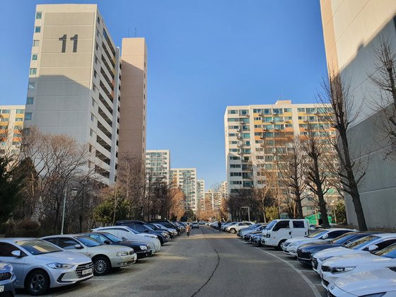 서울 마포구 성산동 성산시영아파트 단지 모습. 현재 정비구역 지정을 앞두고 있다. 성산시영 재건축 예비추진위원회는 올해 정비계획을 수립 하고 하반기에 조합을 꾸릴 계획이다. 황의영 기자