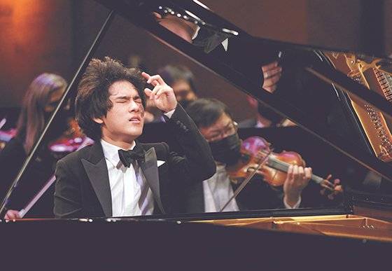 올해 6월 반 클라이번 콩쿠르 결선에서 라흐마니노프 피아노 협주곡 3번을 연주하며 우승한 임윤찬. [사진 반 클라이번 재단]