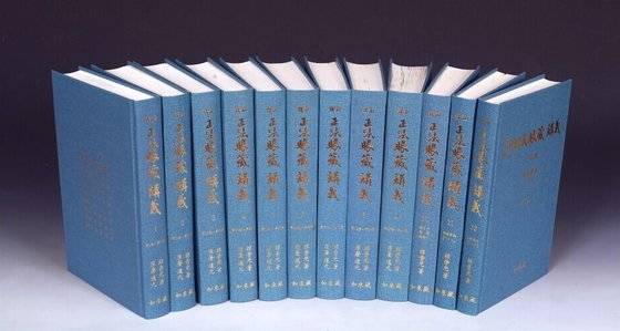 일본의 도겐 선사가 13세기에 쓴 이 책이 최근 한국어로 번역·출판됐다(작은 사진). [중앙포토]