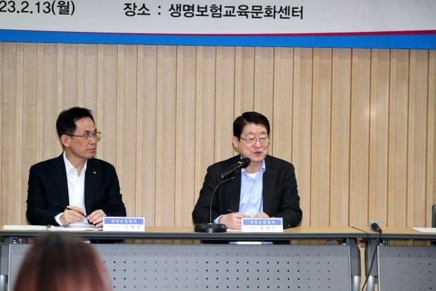 정희수 생명보험협회장(오른쪽)이 13일 서울 광화문 생명보험 교육문화센터에서 열린 기자간담회에서 '2023년 생명보험협회 핵심업무 계획'을 소개하고 있다. 생보협회 제공