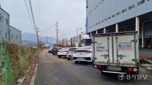 남양주시 쿠팡 물류센터 인근에 불법으로 주차된 차량들로 인해 인근 주민들이 불편을 호소하고 있다. 사진은 인근 마을로 향하는 이면도로에 물류센터 직원들의 차량이 주차된 모습. 이대현기자