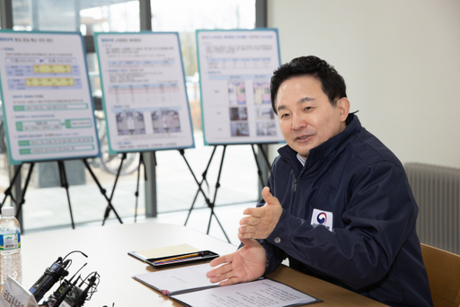 원희룡 국토교통부 장관이 13일 오후 화성 동탄에 위치한 한국토지주택공사(LH) 행복주택을 방문, 초소형 평형(20㎡ 이하)의 공실 현황을 점검하고 있다. 연합뉴스