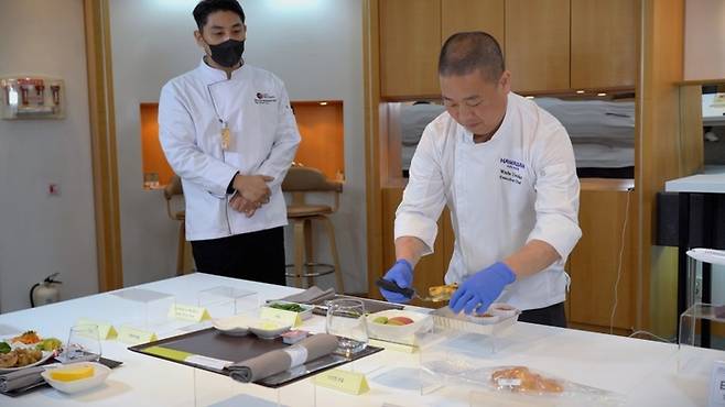 (좌) 차한욱 엘에스지스카이셰프코리아 메뉴개발셰프 과장 (우) 웨이드 우에오카 하와이안항공 총괄 셰프. /사진= 정승아 여행+ 인턴 PD