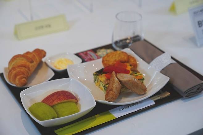 비즈니스 두 번째 메뉴 ‘양송이 버섯, 케일 치즈 프리타타와 크루아상, 과일’ /사진= 이인솔 여행+ 인턴 PD