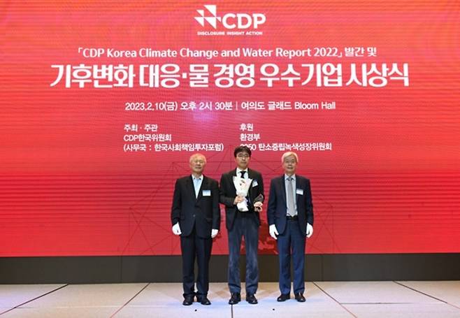 (왼쪽부터) 양춘승 CDP 한국위원회 부위원장과 김대호 품질환경 담당, 장지인 CDP 한국위원회 위원이 CDP 기후변화 대응 우수기업 시상식에서 기념사진을 찍고 있다. [사진 = DL이앤씨]