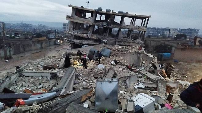 지난 6일(현지시간) 튀르키예와 시리아 접경에서 발생한 대지진으로 수많은 사람이 집을 잃었다. <사진제공=월드비전>