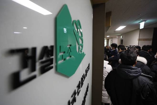 [서울=뉴시스] 고승민 기자 = 서울경찰청 강력범죄수사대가 한국노총, 민주노총 8개 사무실에 대해 압수수색을 진행 중이라고 밝혔다. 압수수색 대상에는 민주노총 서울경기북부지부 등 5개 사무실, 한국노총 서울경기지부 등 3개 사무실이 포함된 것으로 전해진다. 19일 오전 서울 영등포구 민주노총 서울경기북부지부 압수수색이 진행되고 있다. 2023.01.19.