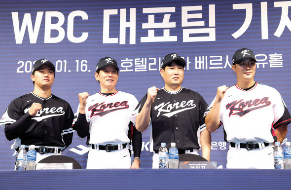 지난달 열린 2023 월드베이스볼클래식(WBC) 대표팀 기자회견에서 이강철 감독(왼쪽에서 두번째)과 고우석(왼쪽 끝) 양의지(왼쪽에서 세번째), 김하성이 기념촬영을 하고 있는 모습. [연합]