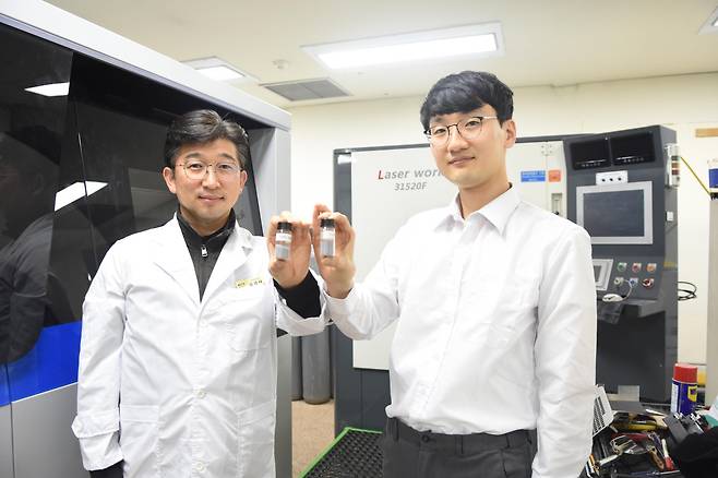 김경태(왼쪽) 박사와 재료연 최중호 연구원이 개발한 알루미늄 합금 분말을 들어보이고 있다.[한국재료연구원 제공]