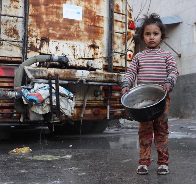 시리아 현지에서 긴급구호를 기다리는 아동
