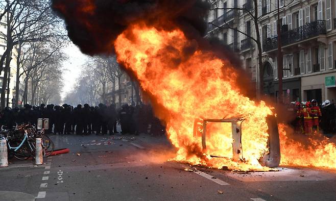프랑스 전역에서 정부의 연금 개혁안에 반대하는 4차 시위가 열린 지난 11일(현지시간) 파리의 한 거리에서 자동차 한 대가 불타고 있다. 파리=AFP연합뉴스