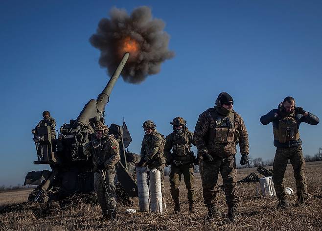 우크라이나 도네츠크 지역에서 우크라이나 군인들이 러시아 진지를 향해 자주포를 발사하고 있다.ⓒREUTERS