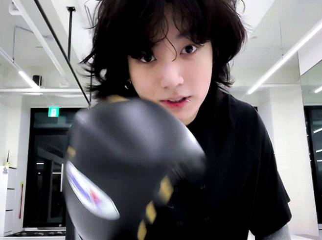 방탄소년단 정국 새벽 운동 라이브 980만명 시청..전 세계 1위