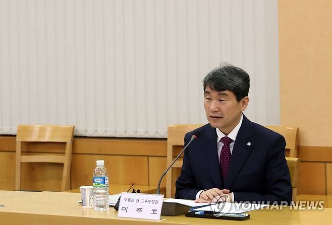 이주호 부총리 겸 교육부 장관이 지난 10일 오후 전주시 상산고등학교를 방문해 이사장과 서거석 교육감 등을 만나 고등학교 교육력 제고를 위한 의견을 청취했다. 사진은 모두 발언 하는 이 부총리의 모습. [연합뉴스 자료사진]