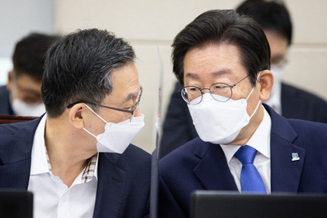 이재명 더불어민주당 대표(오른쪽)와 정성호 민주당 의원 (사진=연합뉴스)