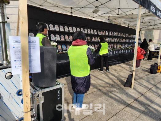 14일 오전 서울 중구 시청역 5번 출구 인근 ‘서울광장 분향소’에는 자원봉사 역할을 자처하는 ‘지킴이’들이 상주하며 각종 일을 돕고 있다.(사진=황병서)