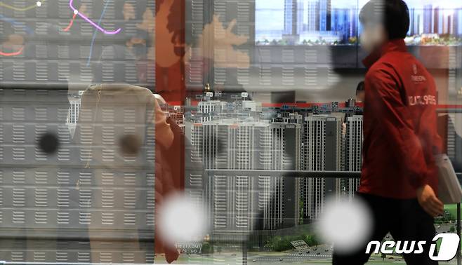 '올림픽파크포레온'(둔촌주공) 정당계약 체결 마감일인 지난달 17일 서울 강동구 둔촌주공 견본주택에서 시민들이 아파트 단지 모형을 살펴보고 있다. 2023.1.17/뉴스1 ⓒ News1 구윤성 기자