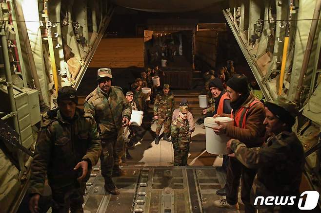 규모 7.8 강진 발생 사흘째인 8일(현지시간) 시리아 알레포 국제공항에서 시리아 군인들이 이라크 정부가 보낸 구호 물품을 수송기에서 내리고 있다. 2023.2.8. ⓒ AFP=뉴스1 ⓒ News1 김성식 기자