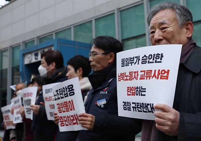 14일 오후 서울 종로구 서울경찰청 앞에서 열린 국가보안법혐의 조사에 대한 6.15남측위원회 노동본부 기자회견에서 조성우 6.15공동선언실천 남측위원회 상임대표(오른쪽)가 규탄 발언을 하고 있다./연합뉴스